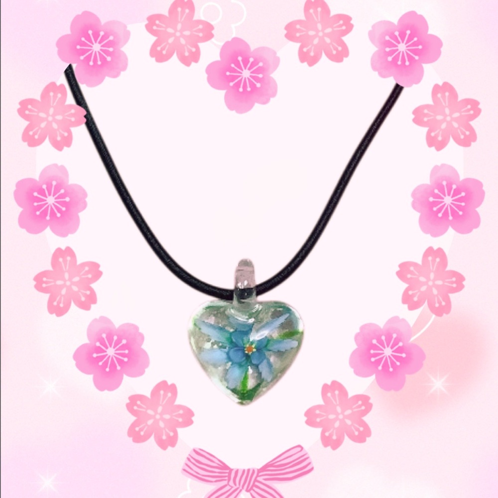 Women’s glass, heart necklace flower design
